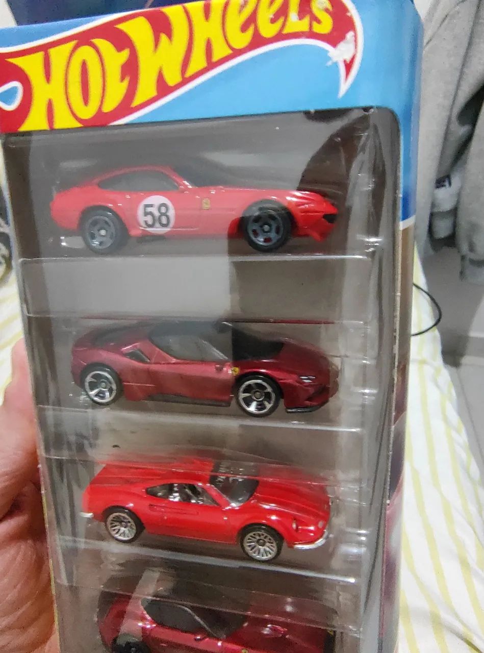 Kit 5 carrinhos Hotwheels  - Foto 4