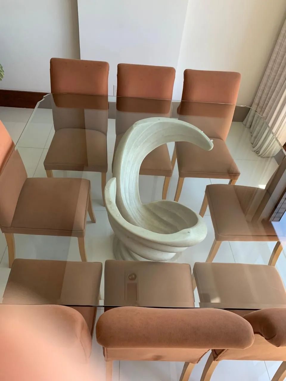 Mesa de Jantar Tampo de Vidro e Base Escultural