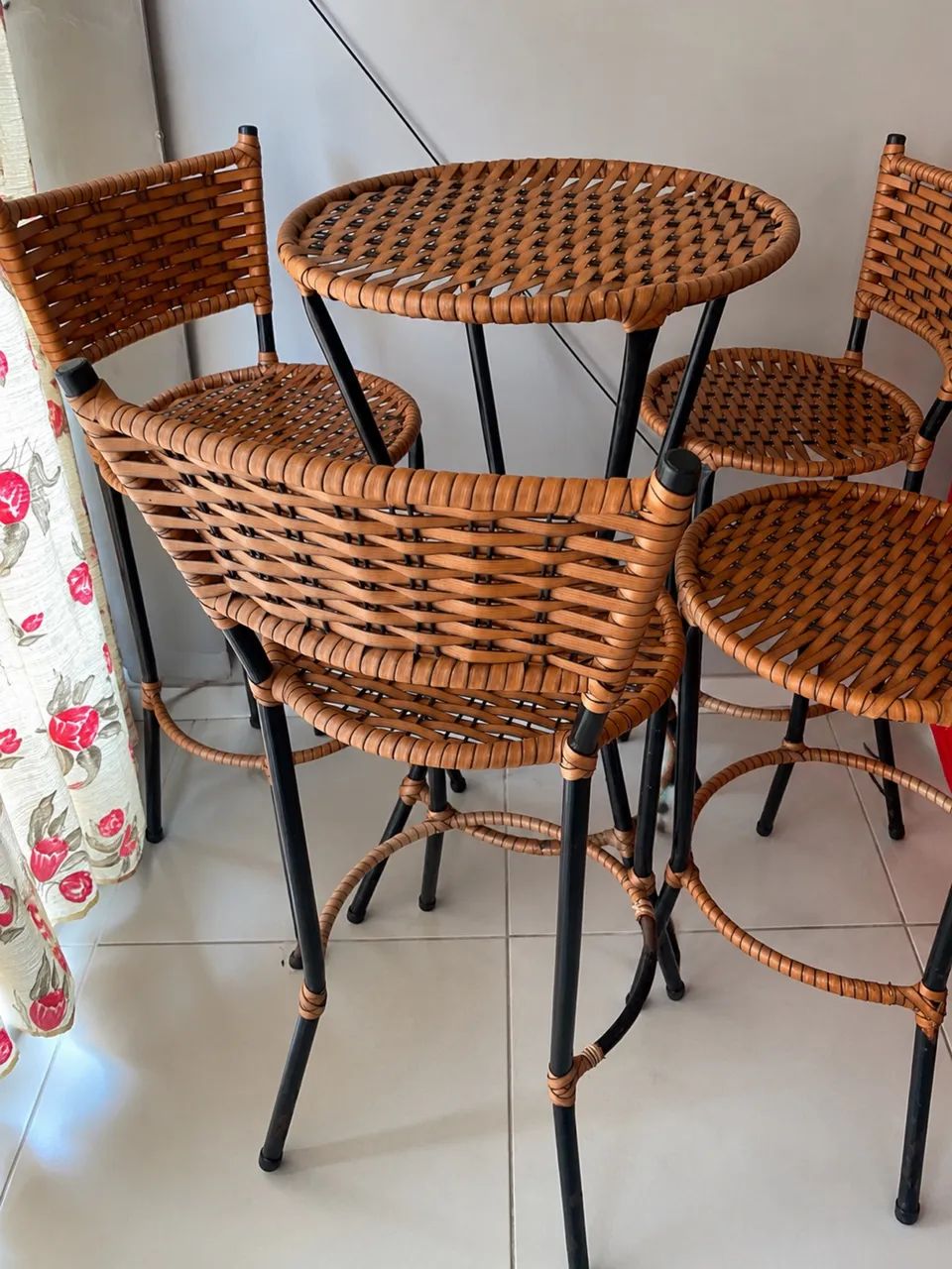Vendo conjunto de mesa + cadeiras?