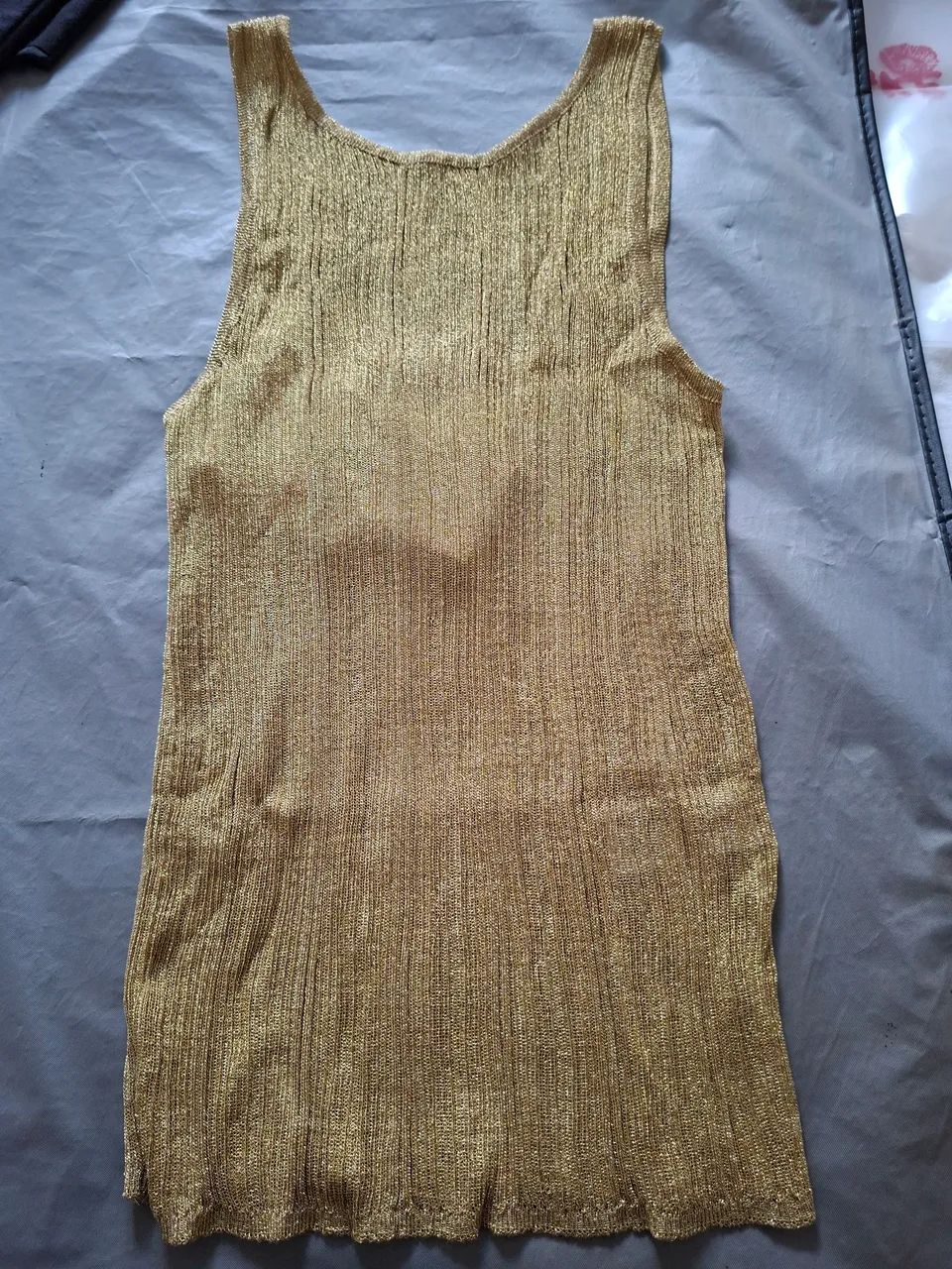 Camiseta de fio dourado