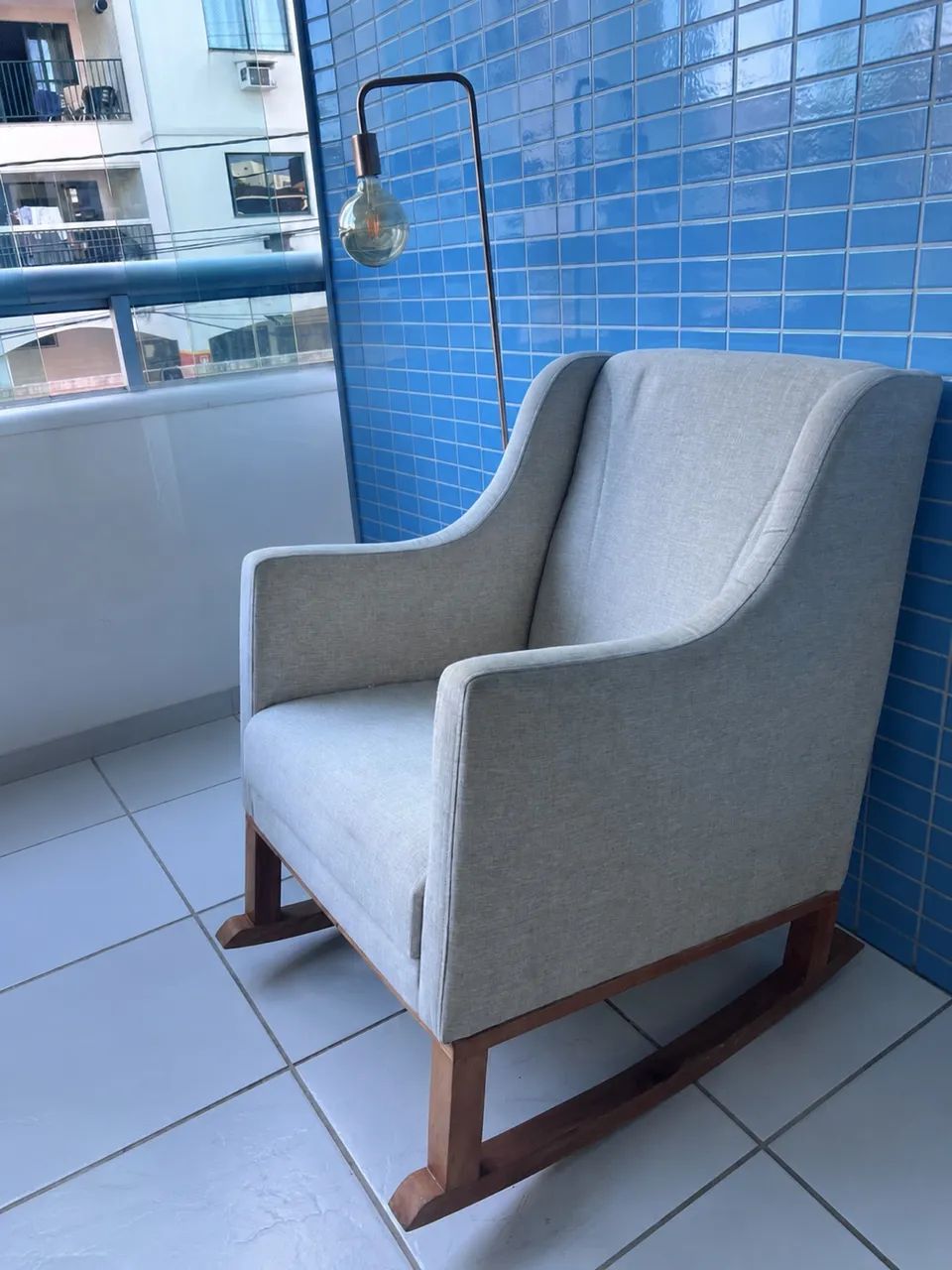 VENDO Poltrona de Balanço Estofada - Cinza Claro / Madeira - Foto 2