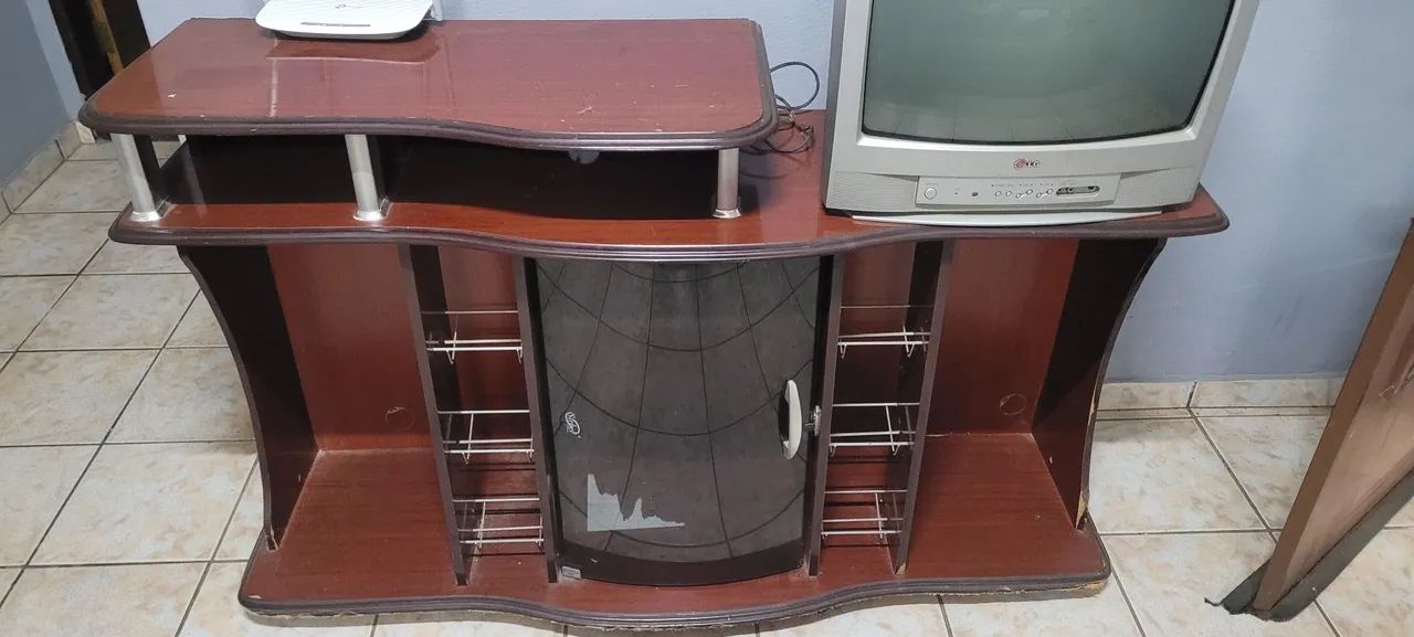 Cômoda espaçosa e com suporte para televisão