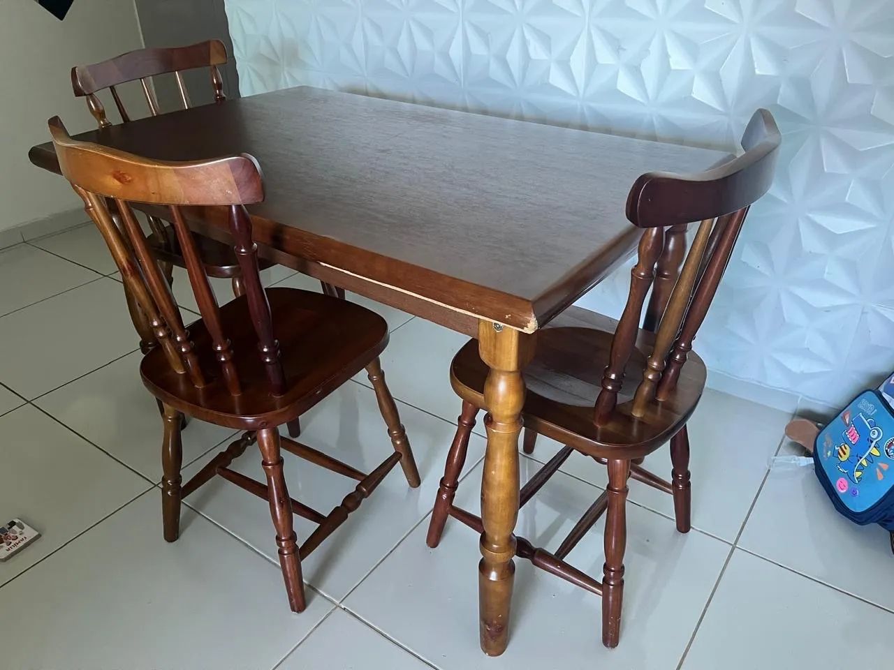 Mesa com 4 cadeiras de madeira