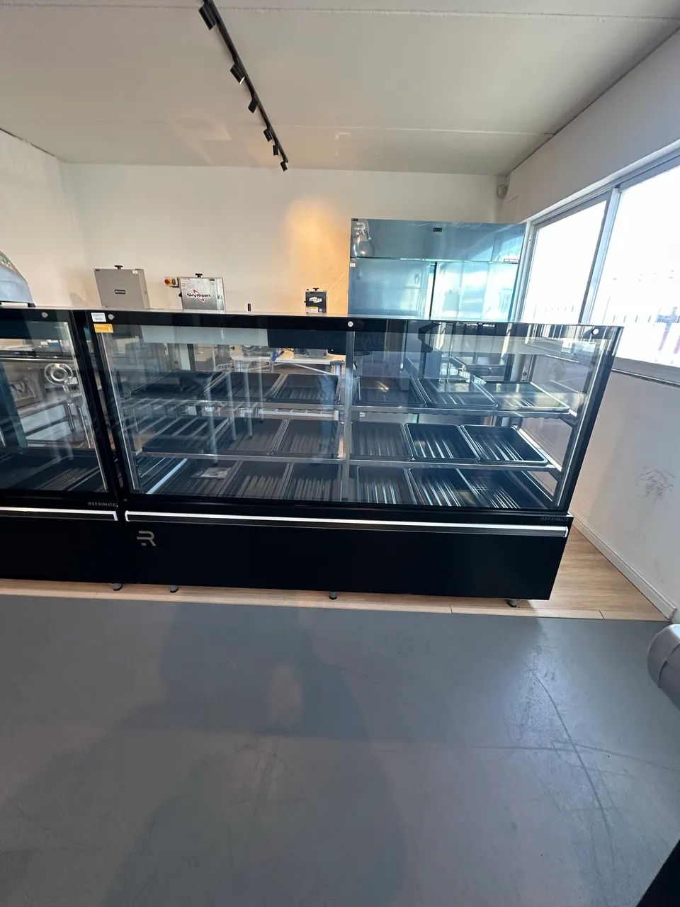 Balcão açougue 2M prateleira ar forçado e aquecimento no vidro - refrimate 