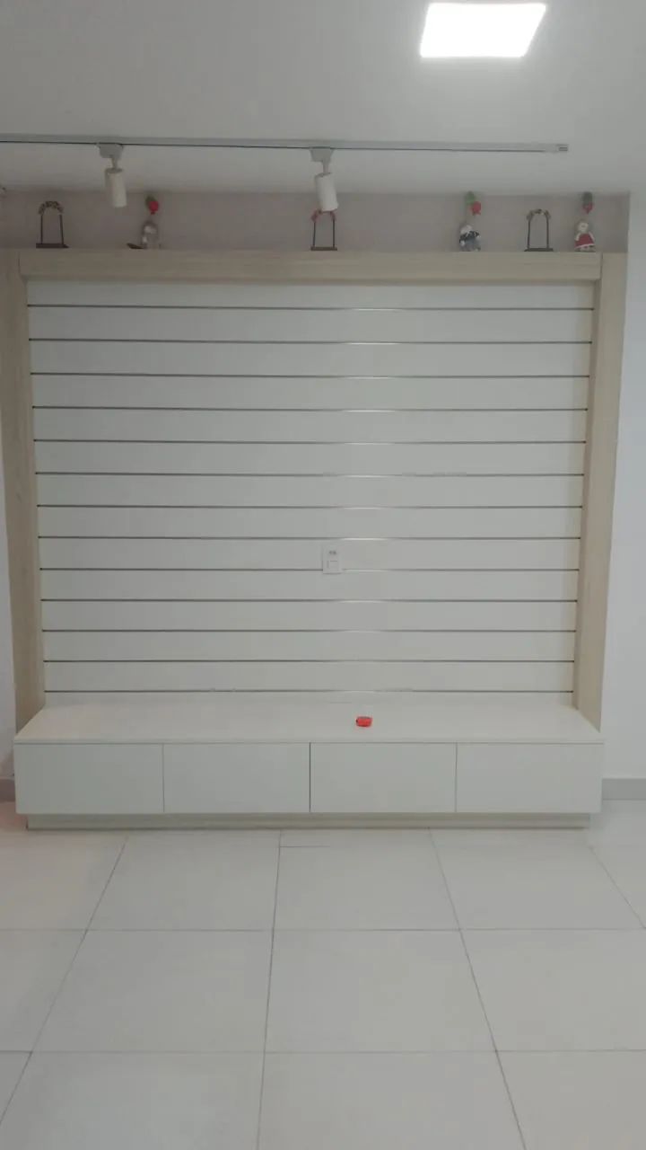 Painel com canaletas e gavetas