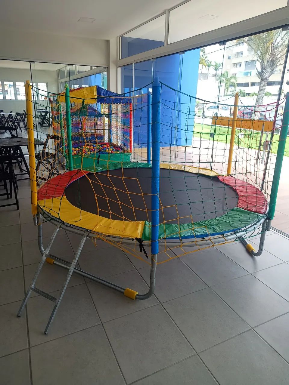 vende-se cama elástica + piscina de bolinhas - Foto 3