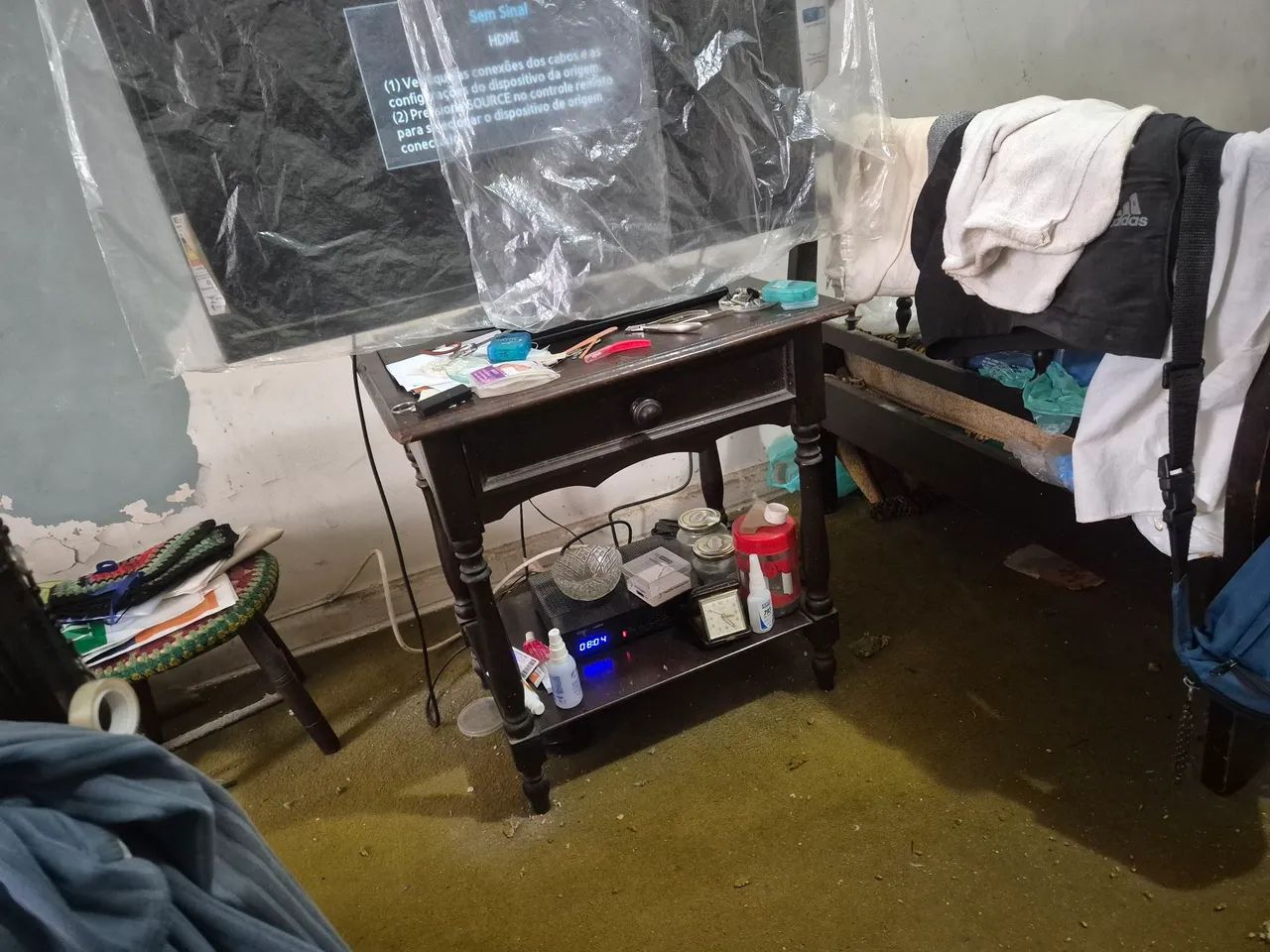 1 mesa de cabeceira 
