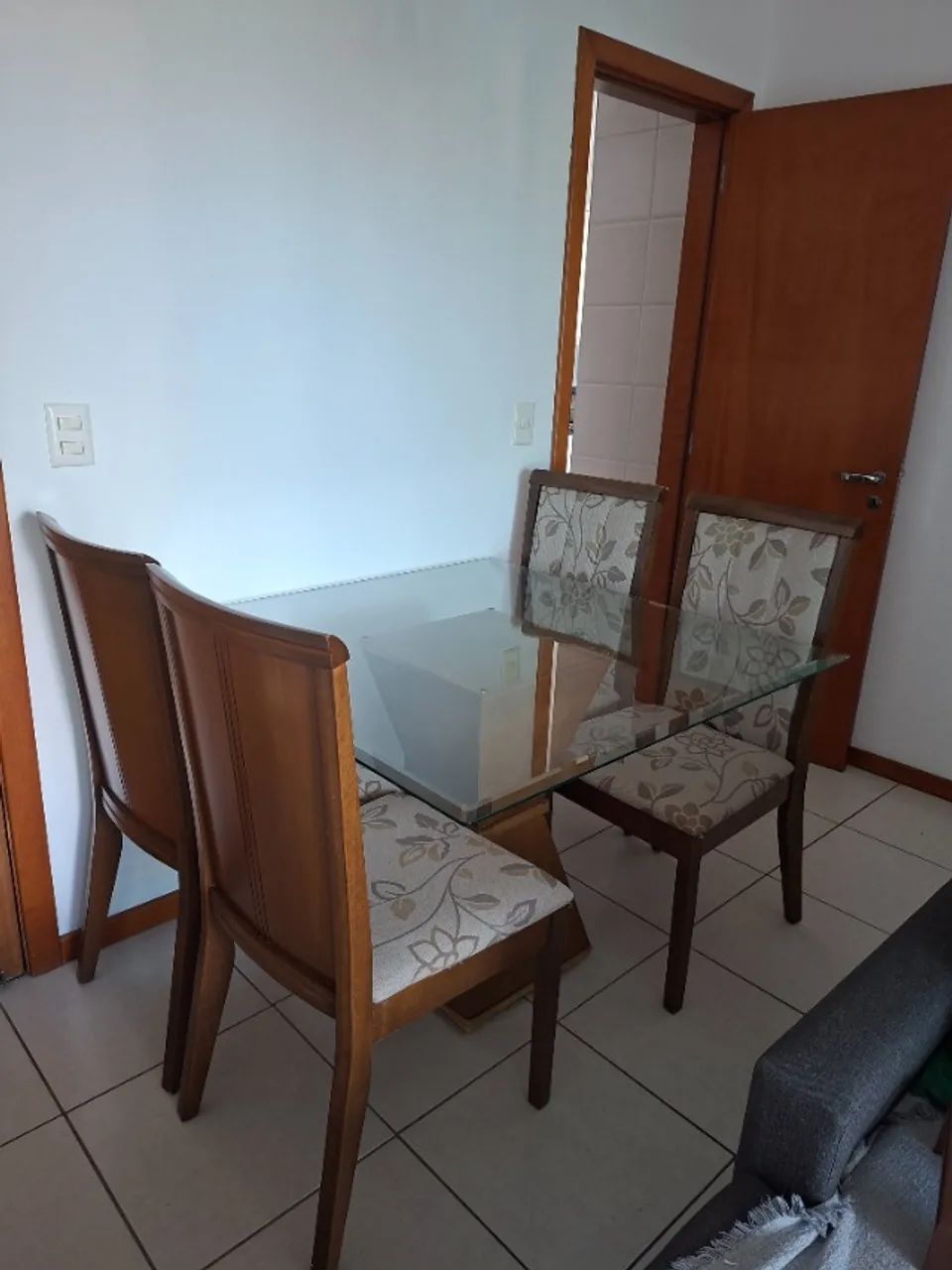 Mesa de jantar quadrada 