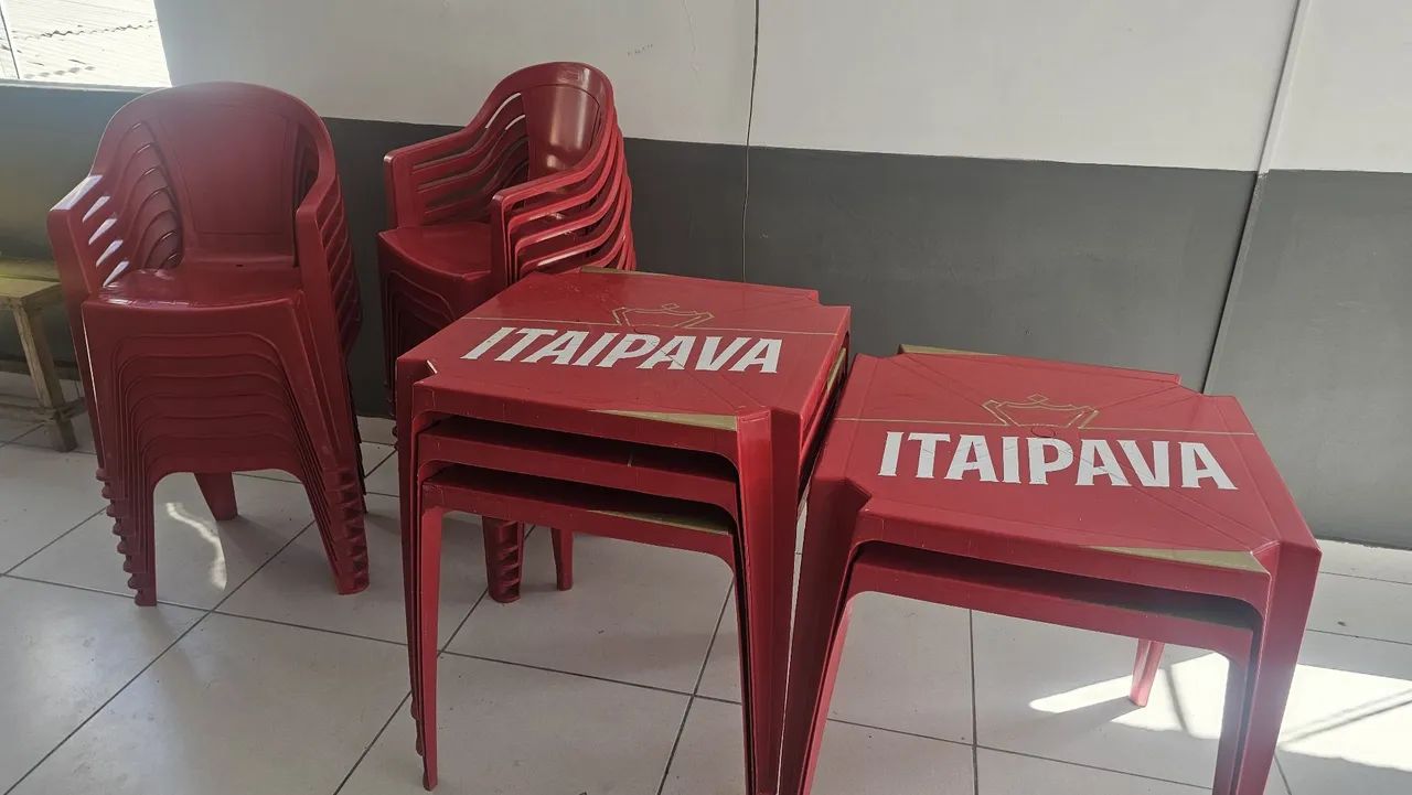 Mesas e cadeiras 