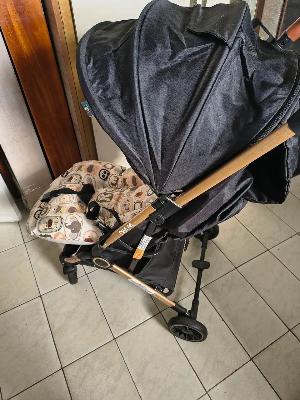 Carrinho de bebê fácil de fechar e transportar  - Foto 3