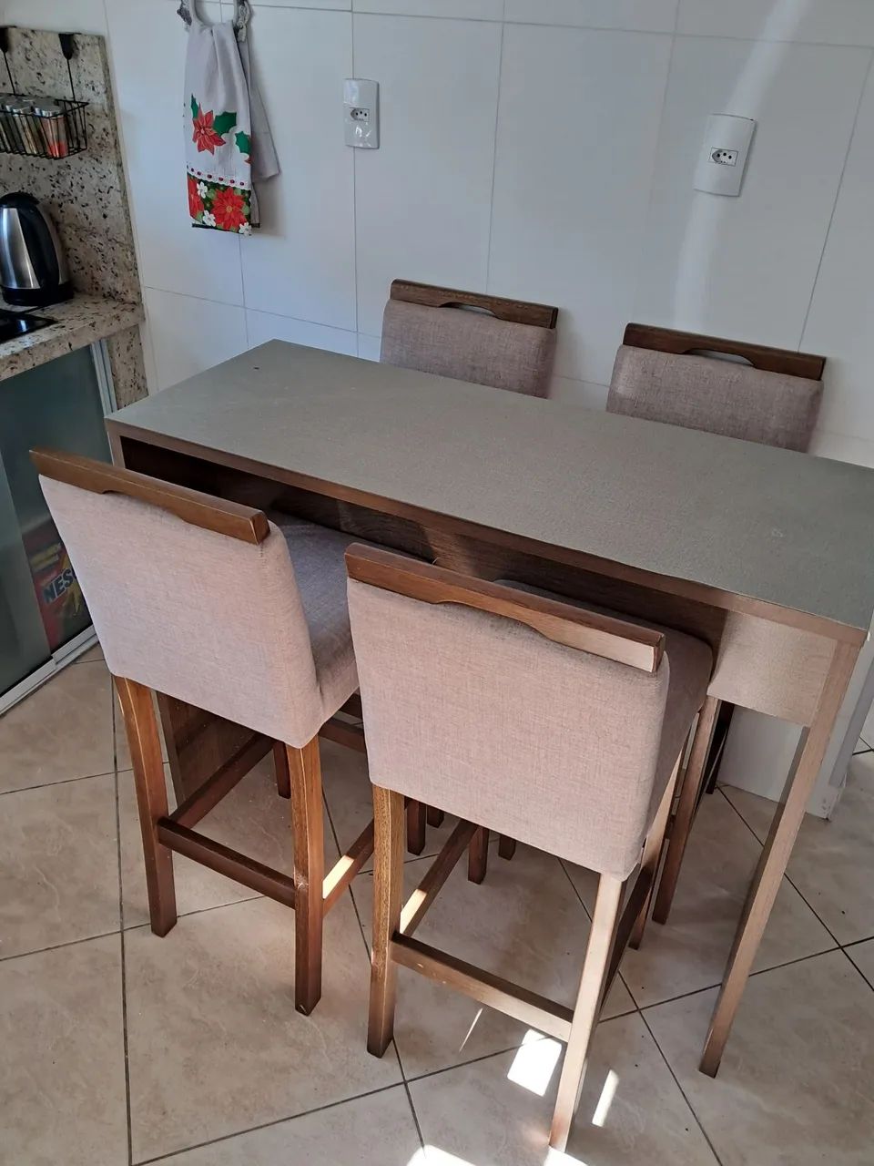 Conjunto de mesa e quarto cadeiras  - Foto 4