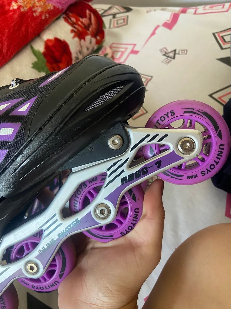 Patins roxo com preto semi novo - Foto 4