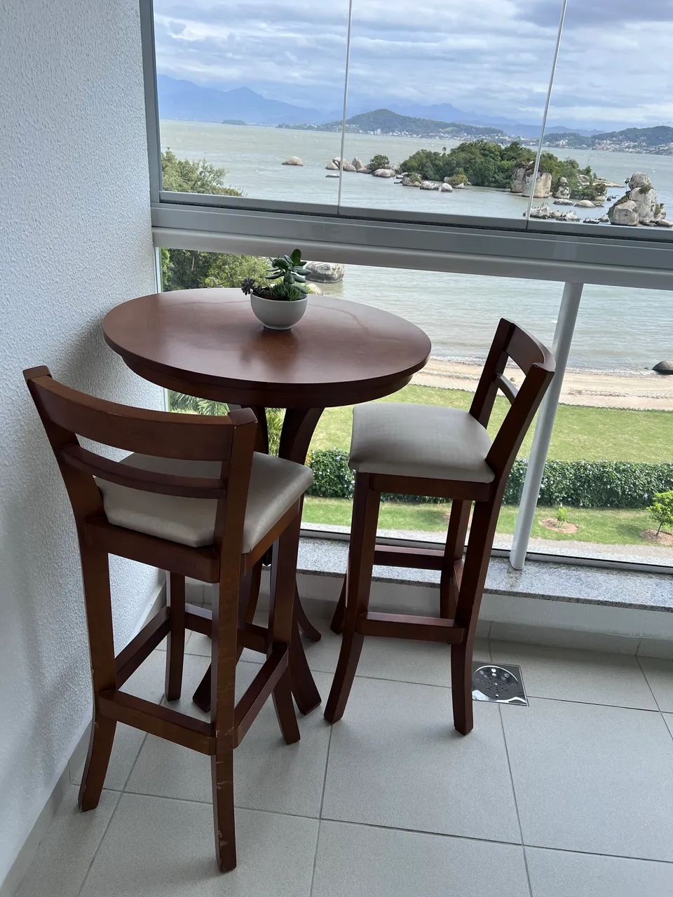 Mesa Bistrô com duas banquetas - Madeira maciça  - Foto 2