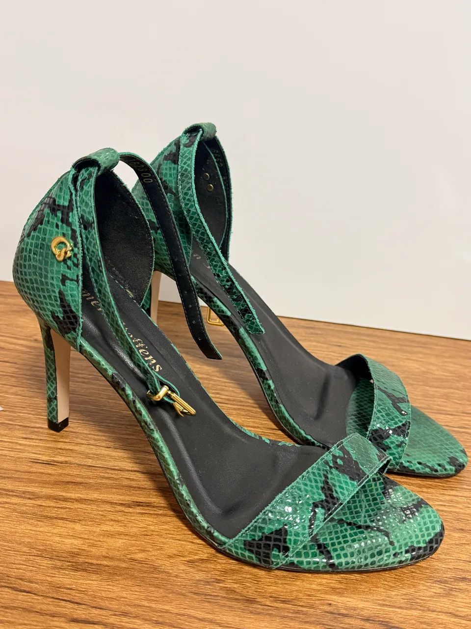 Sandália Carmen Steffens couro verde Python 