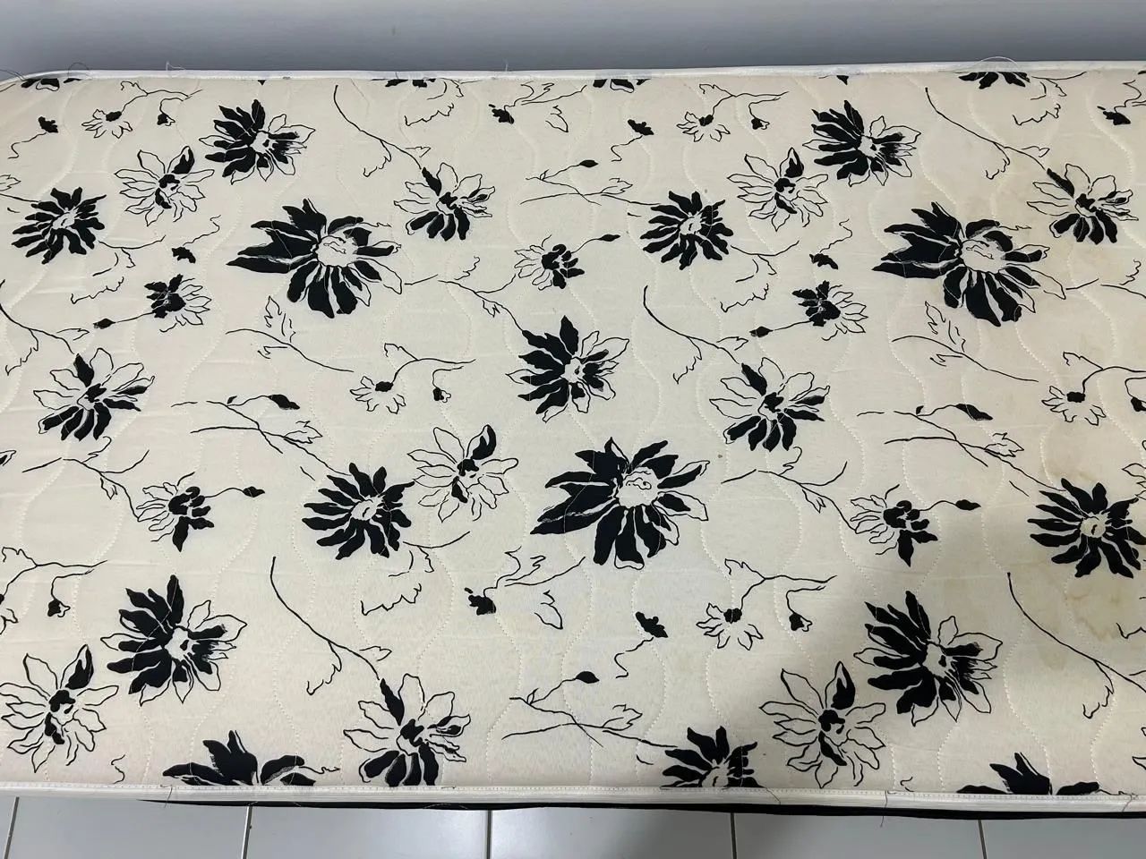 Cama com base de solteiro