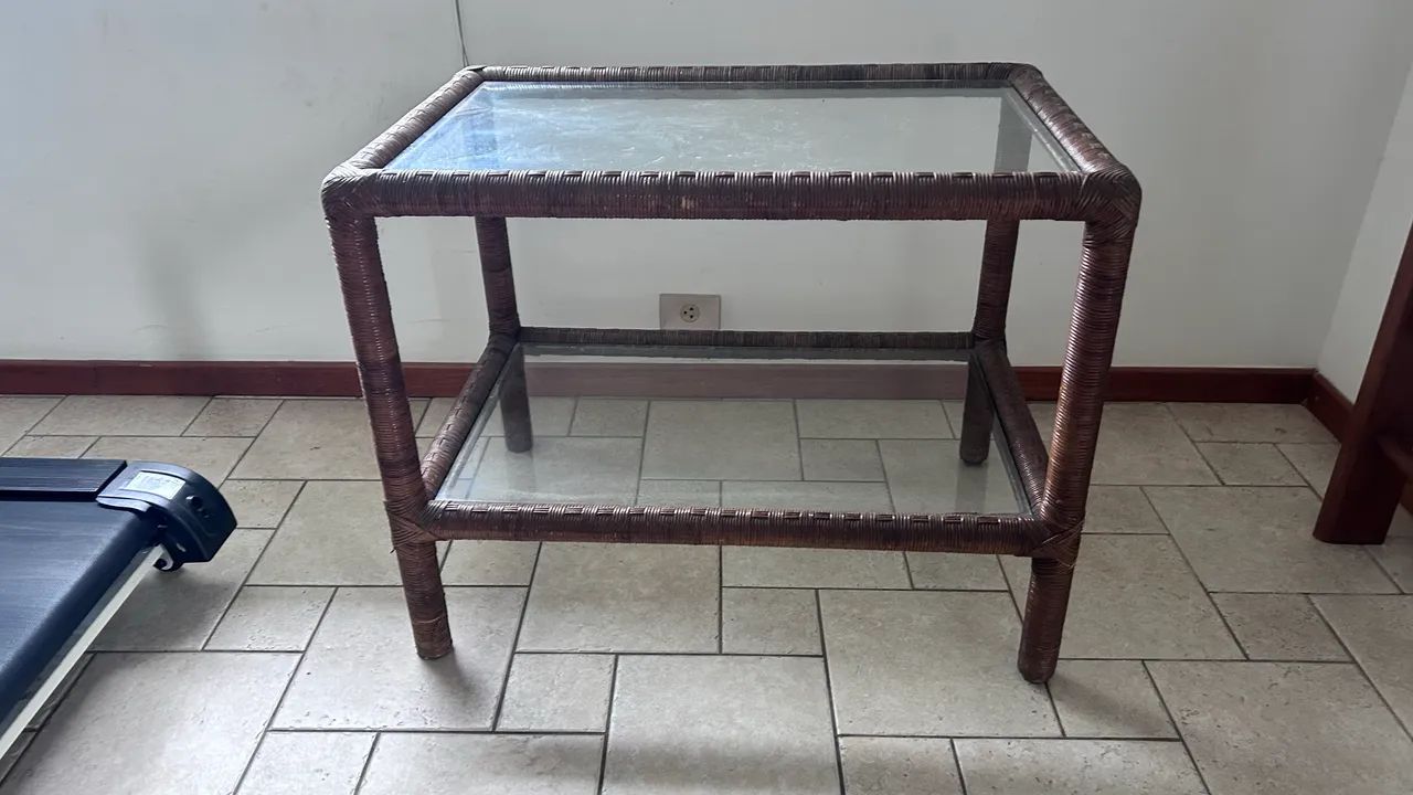 Mesa com tampo de vidro rattam