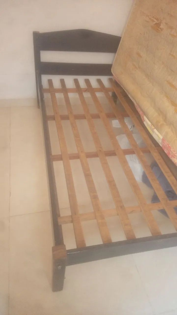 Vendo uma cama de solteiro madeira pura