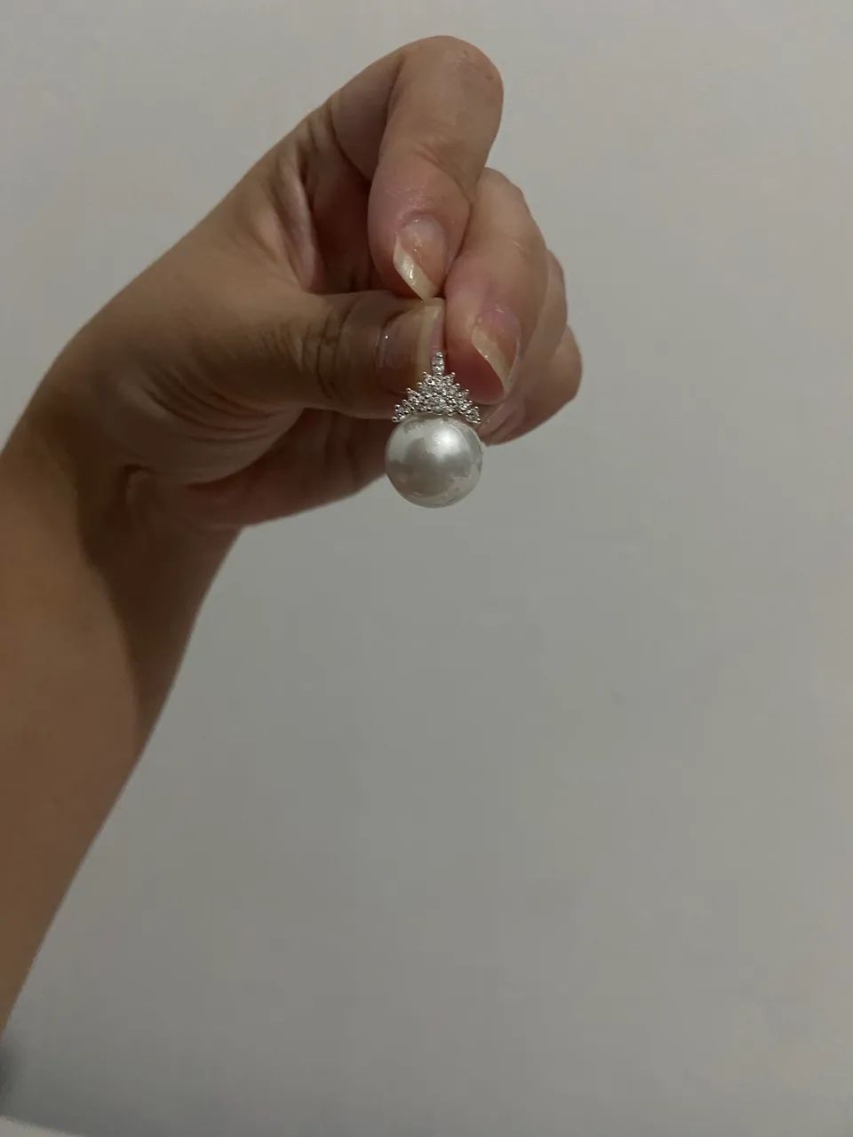 Brincos prateados com esferas pérolas estilo princesa  - Foto 5