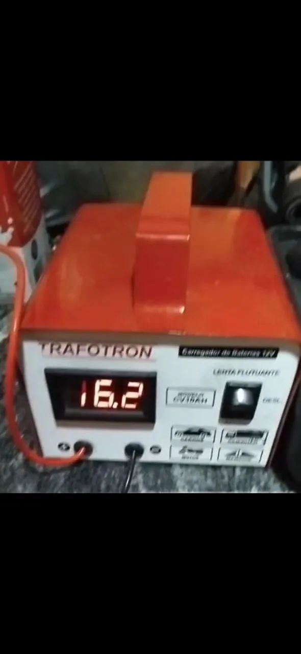 VENDE-SE  CARREGADOR DE BATERIAS E COMPRESSOR PARA PNEU