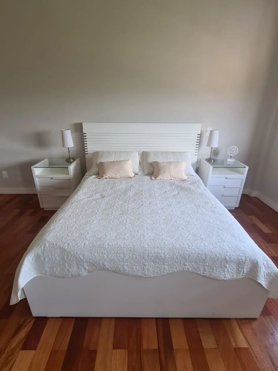 Cama em laca branca 