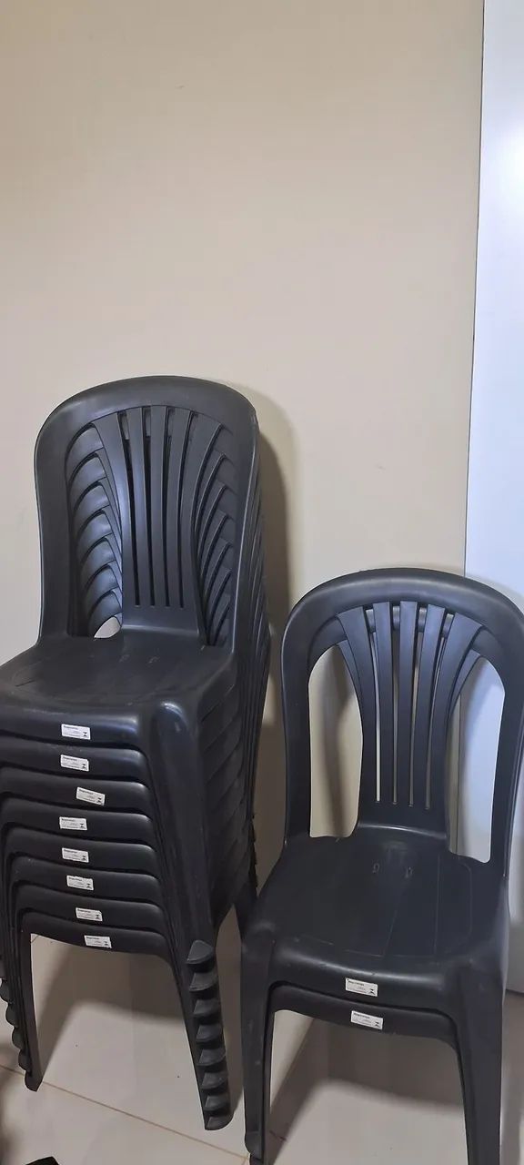 VENDO JOGO DE MESA COM CADEIRAS ?