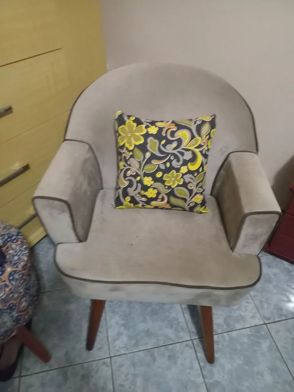 Poltrona em velado  de 1lugar usada