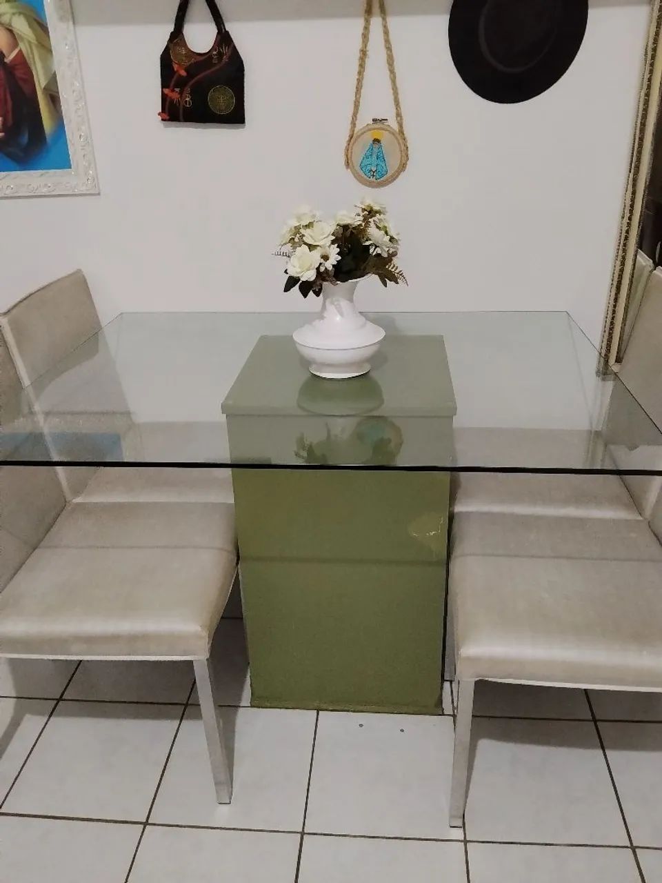 Mesa de vidro com quatro cadeiras 