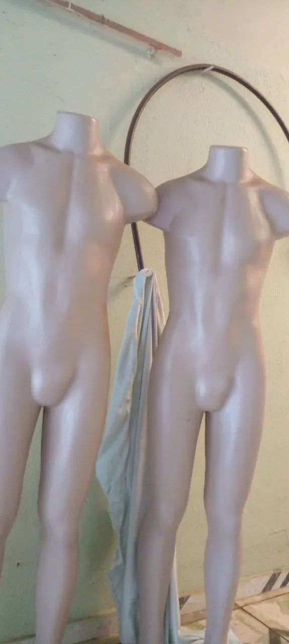 Manequim masculino sem cabeça e braço  de plastico bege. - Foto 5