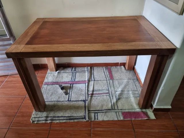 VENDO MESA DE MADEIRA MACIÇA COM 4 CADEIRAS - Foto 4
