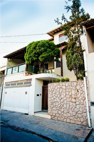 Espetacular Casa colonial , 4 quartos , 2 vagas , bairro Dom Cabral