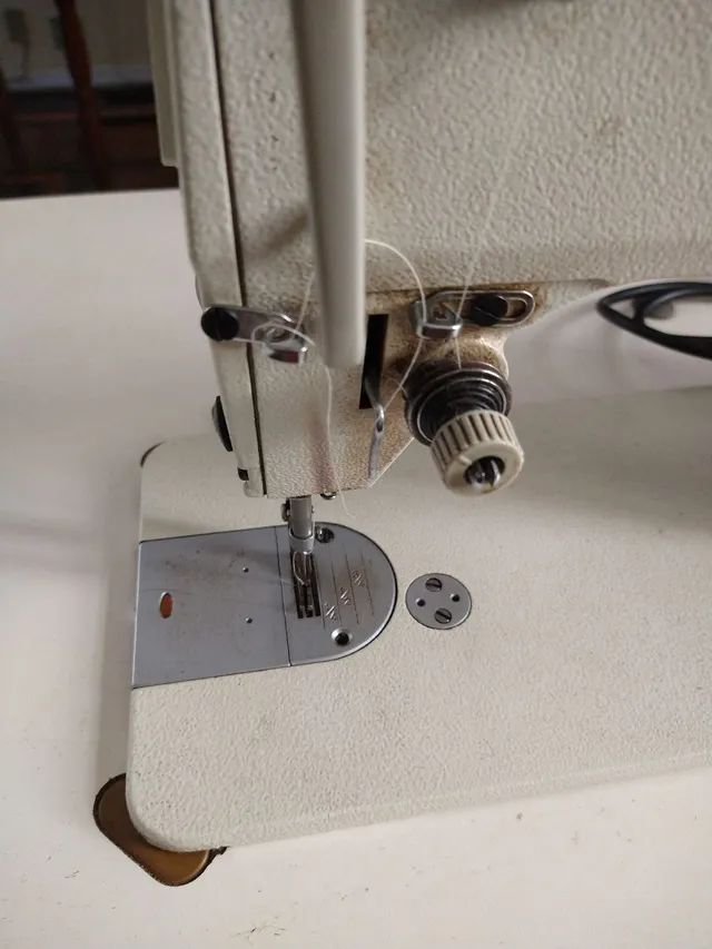Máquina de costura Reta