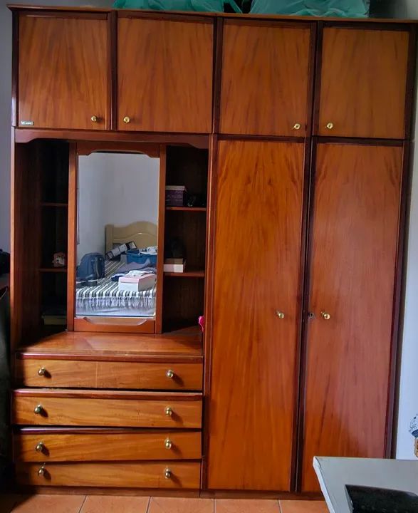 Guarda-roupa de madeira 
