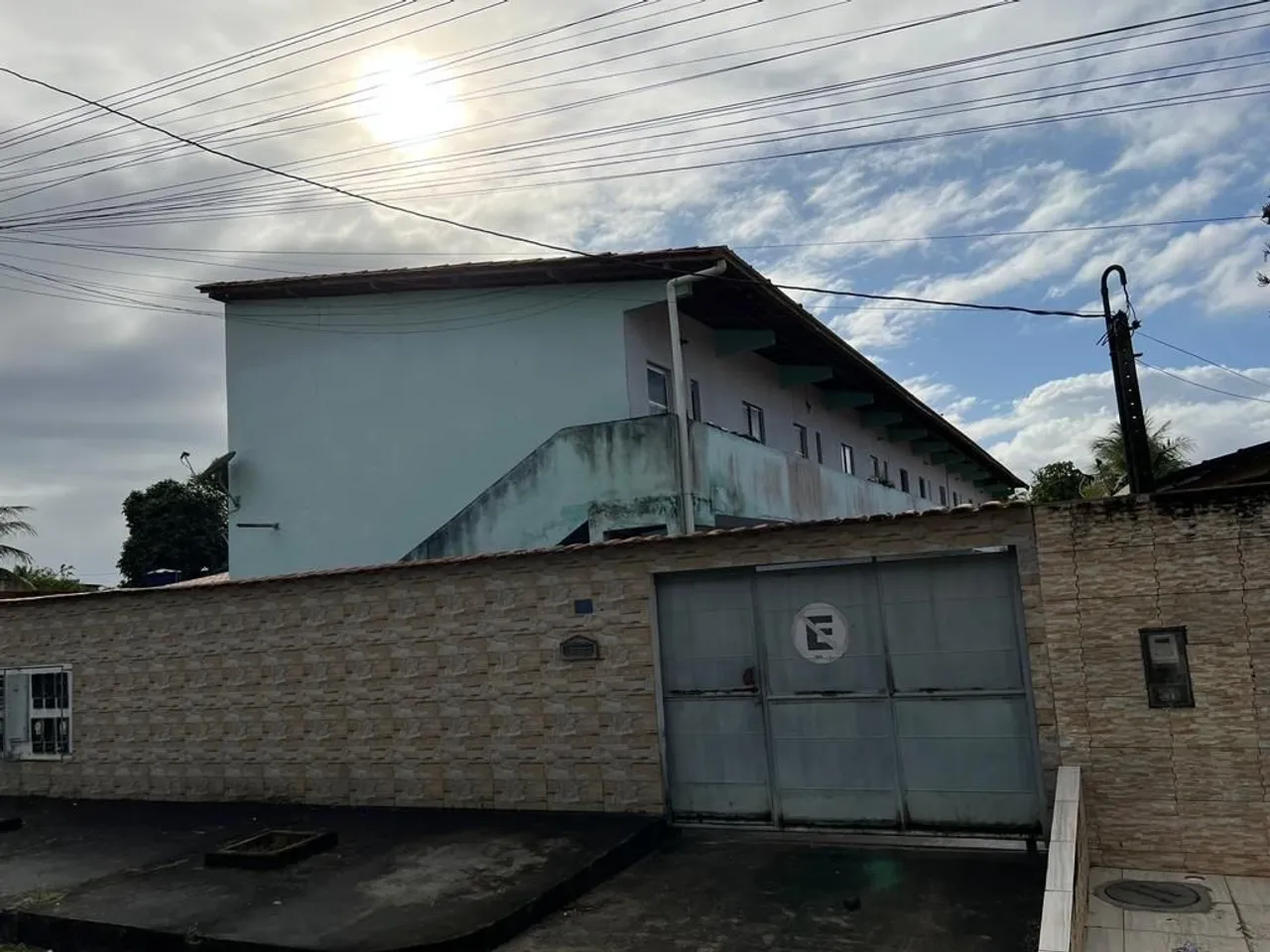VENDO OU TROCO PRÉDIO COM 12 KITNETS - DIAS D?ÁVILA - A 10KM DA BYD CAMAÇARI