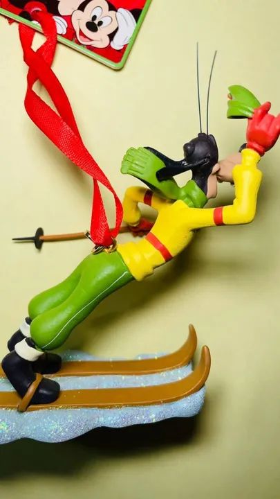 Disney Enfeite de Natal do Pateta Esquiador - altura 10 cm - miniatura de resina - Foto 2