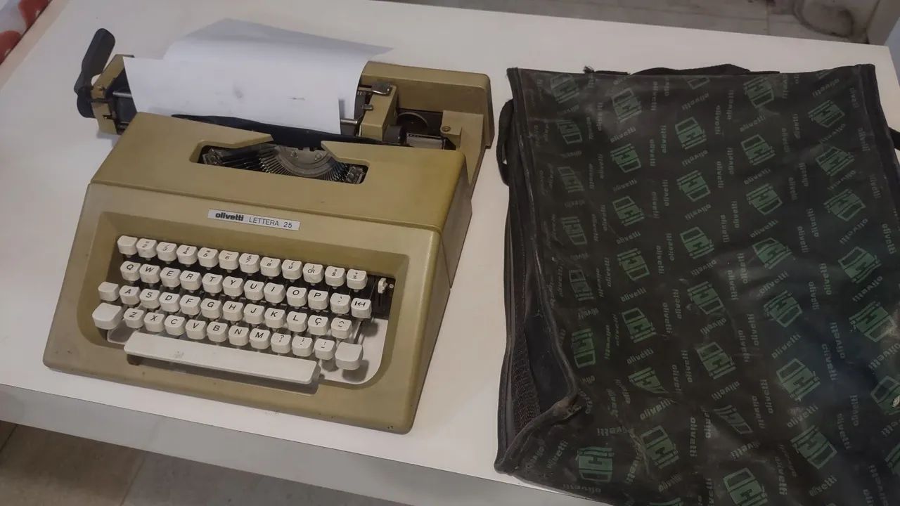 Vendo máquina de datilografia 200435654170164613123
