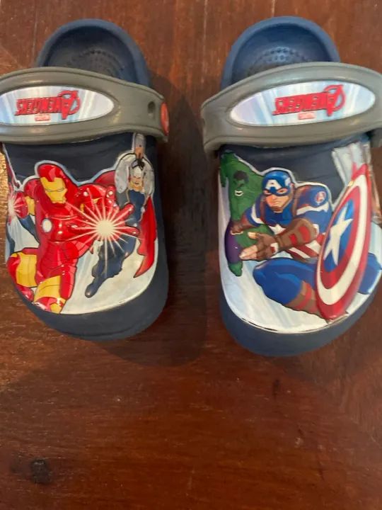 Chinelo Infantil Avengers Crocs Tamanho 24/25 - Foto 3