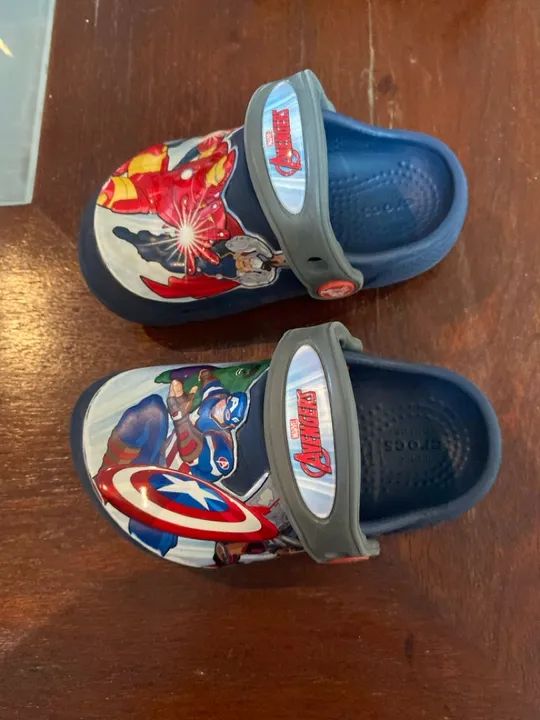 Chinelo Infantil Avengers Crocs Tamanho 24/25 - Foto 2