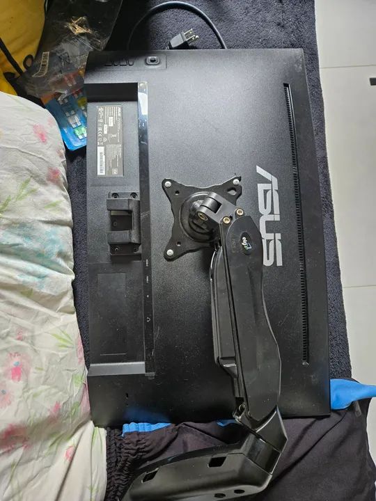Monitor Asus 27 QuadHD 165hz. Com suporte articulado de mesa.