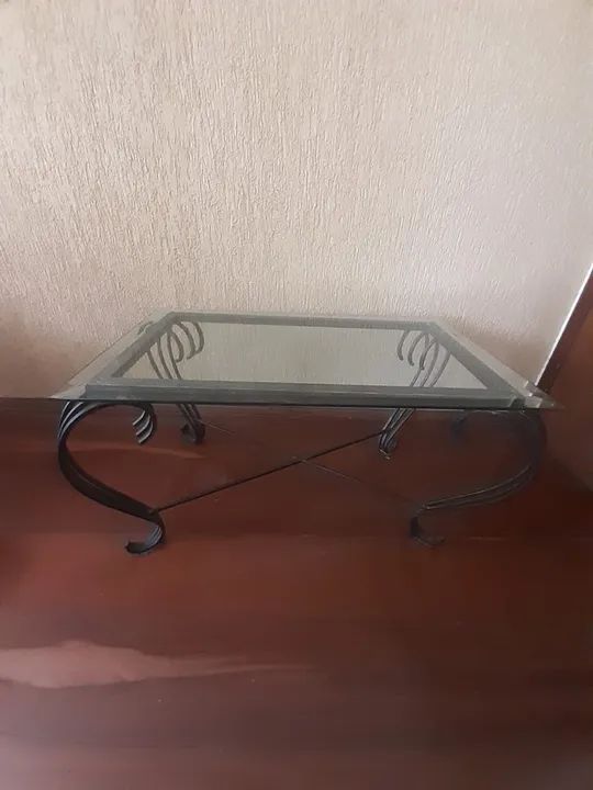 Mesa de centro em vidro e ferro