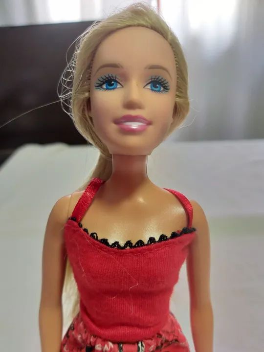 Boneca Barbie antiga  com várias roupas - Foto 4