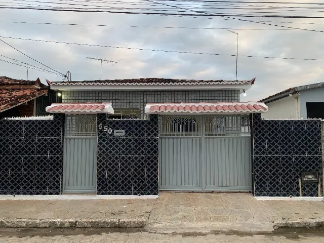 Casa no conjunto Jose Feliciano, 3 quartos, 2 banheiros, 2 salas, 1 cozinha, area.