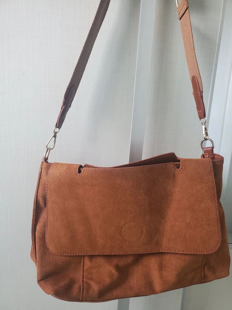 Bolsa estilo carteiro transversal camurça - Foto 4