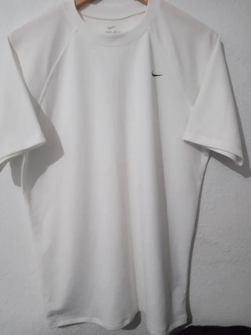Camisas Nike  branca e cinza, Adidas 