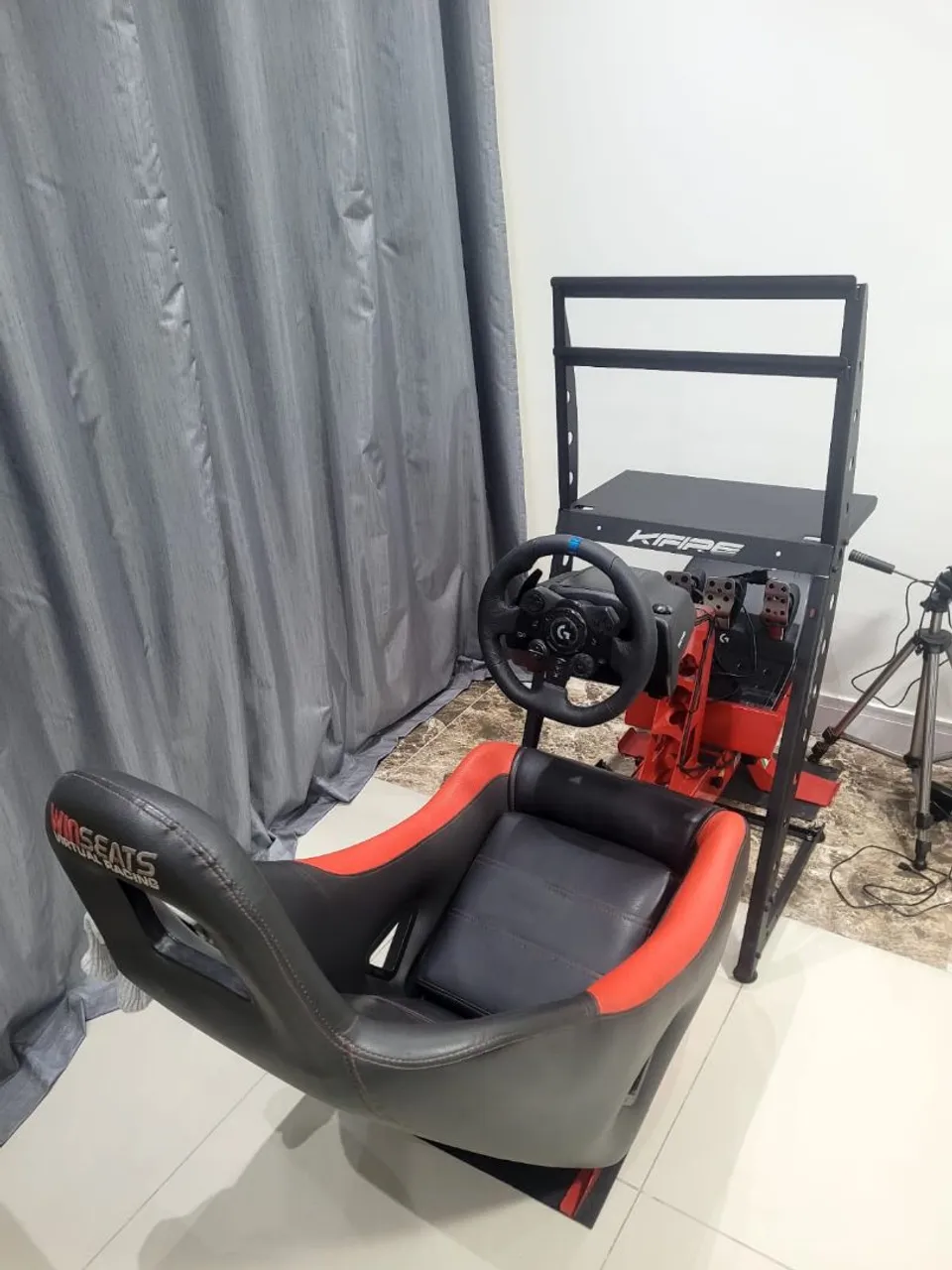 Simulador, volante, pedais e cockpit