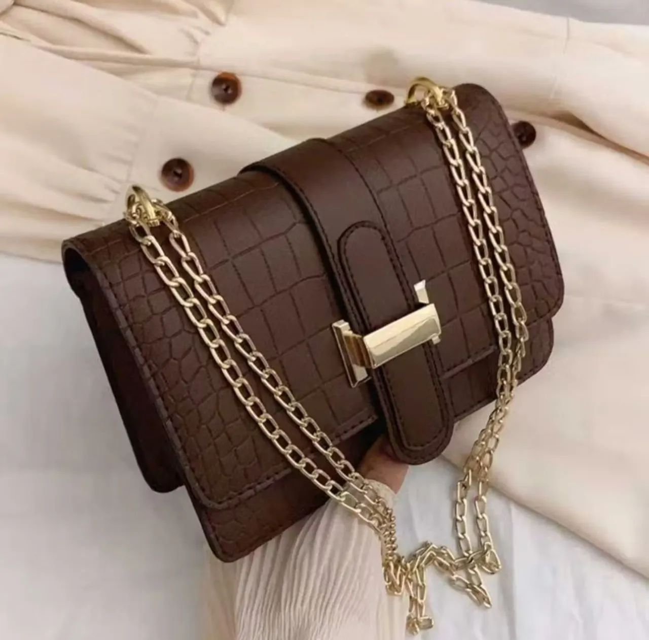 Bolsa feminina transversal e lateral.