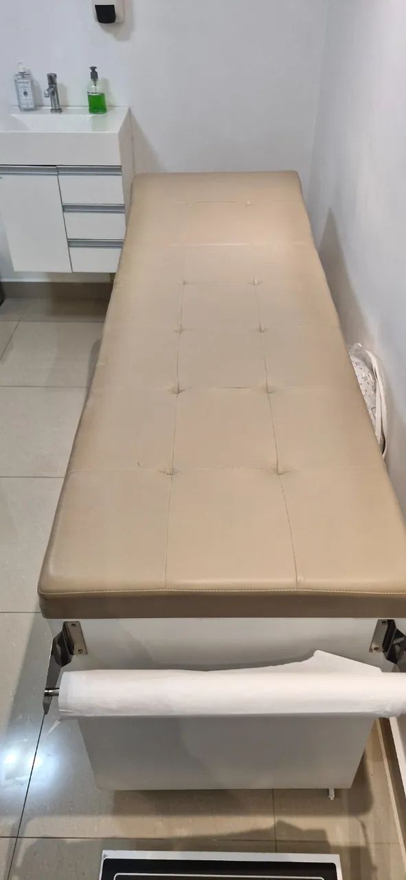 Maca de consultório com gavetas e rolos de papel