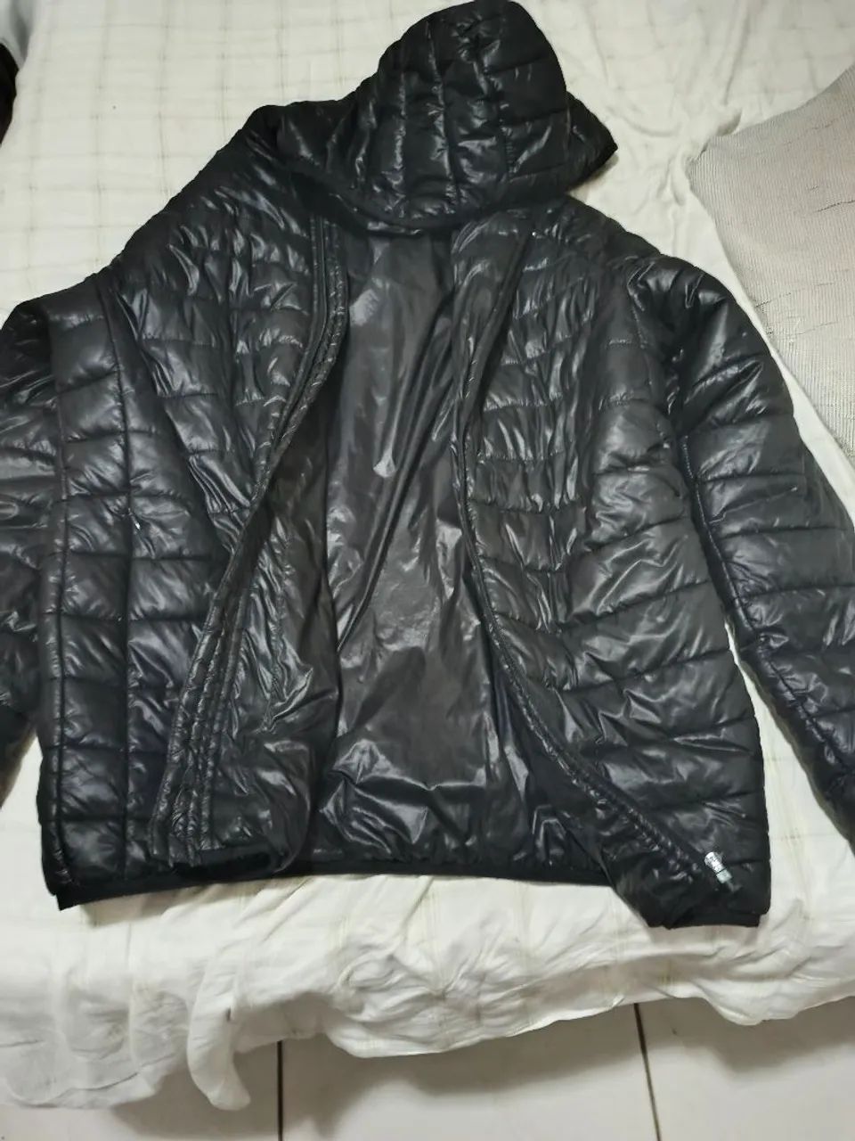 Jaqueta preta com capuz