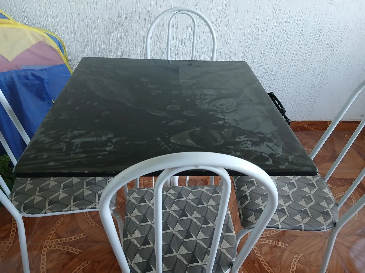 Conjunto de mesa com 4 cadeiras