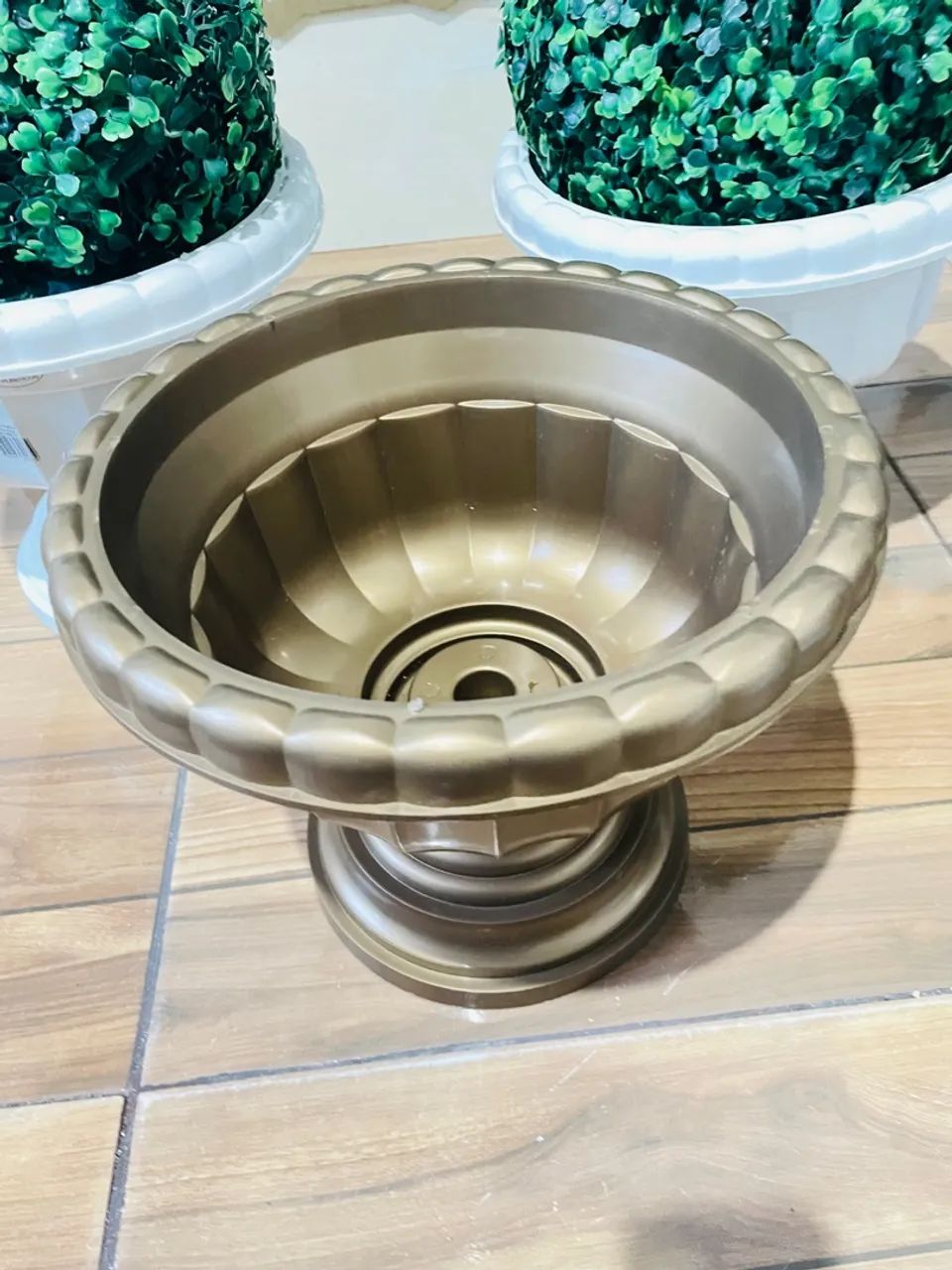 Par de Vasos Decorativos Dourados com Plantas Artificiais - Foto 2