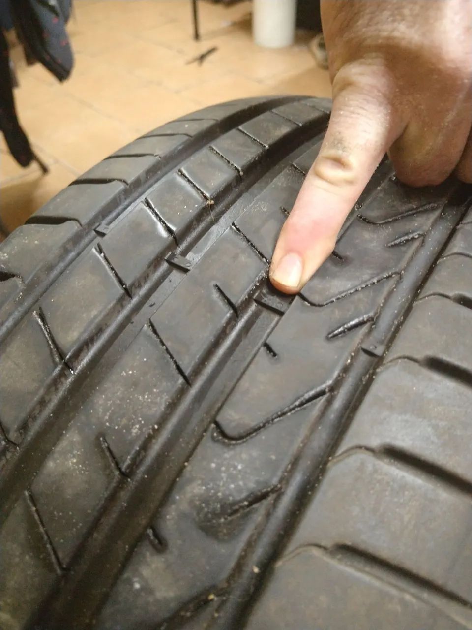 Vendo um pneu Pirelli Scorpion, 225/55 R18 semi novo, com uma pequena varia